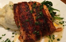 Gandalfs Pub Salmon